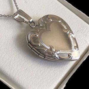 NIB Sterling Silver Questions Pendant Necklacehz